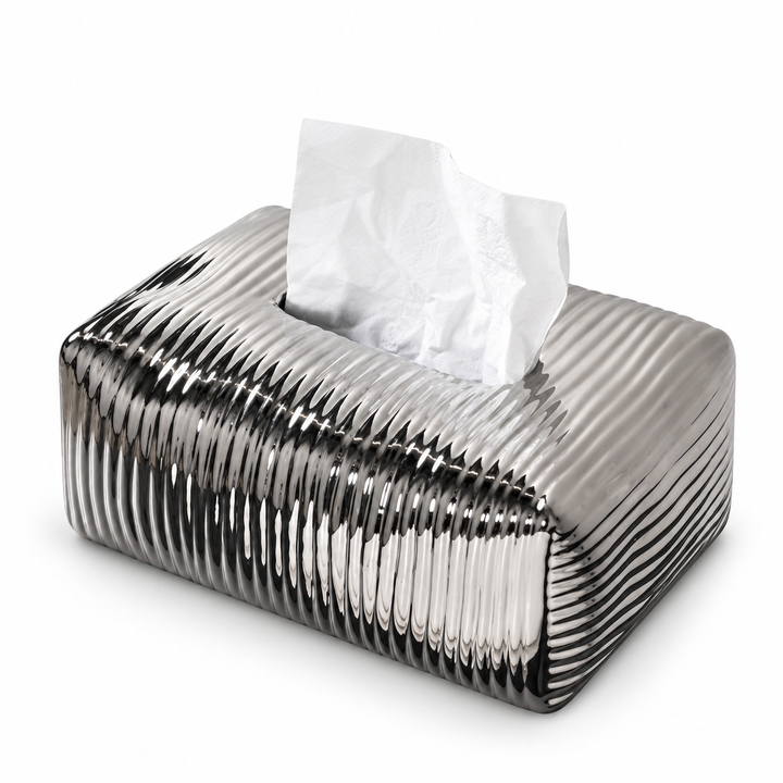 Fein geriffelte Taschentuchbox aus Keramik in Spiegelsilber mit einem Taschentuch in der oberen Öffnung.