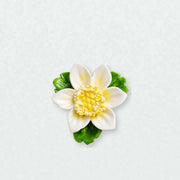 Petite fleur de lotus – Accent jaune doré sur un mur neutre clair