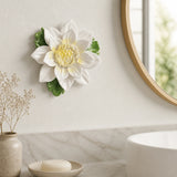 Grande fleur de lotus – Accent jaune doré, fleur en céramique mise en scène sur un mur intérieur
