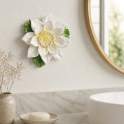 Grande fleur de lotus – Accent jaune doré, fleur en céramique mise en scène sur un mur intérieur