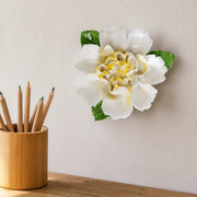 Grande pivoine ondulée – Accent jaune doré, fleur en céramique mise en scène sur un mur intérieur