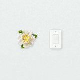 Grande pivoine ondulée – Accent jaune doré près d’une plaque d’interrupteur pour l’échelle