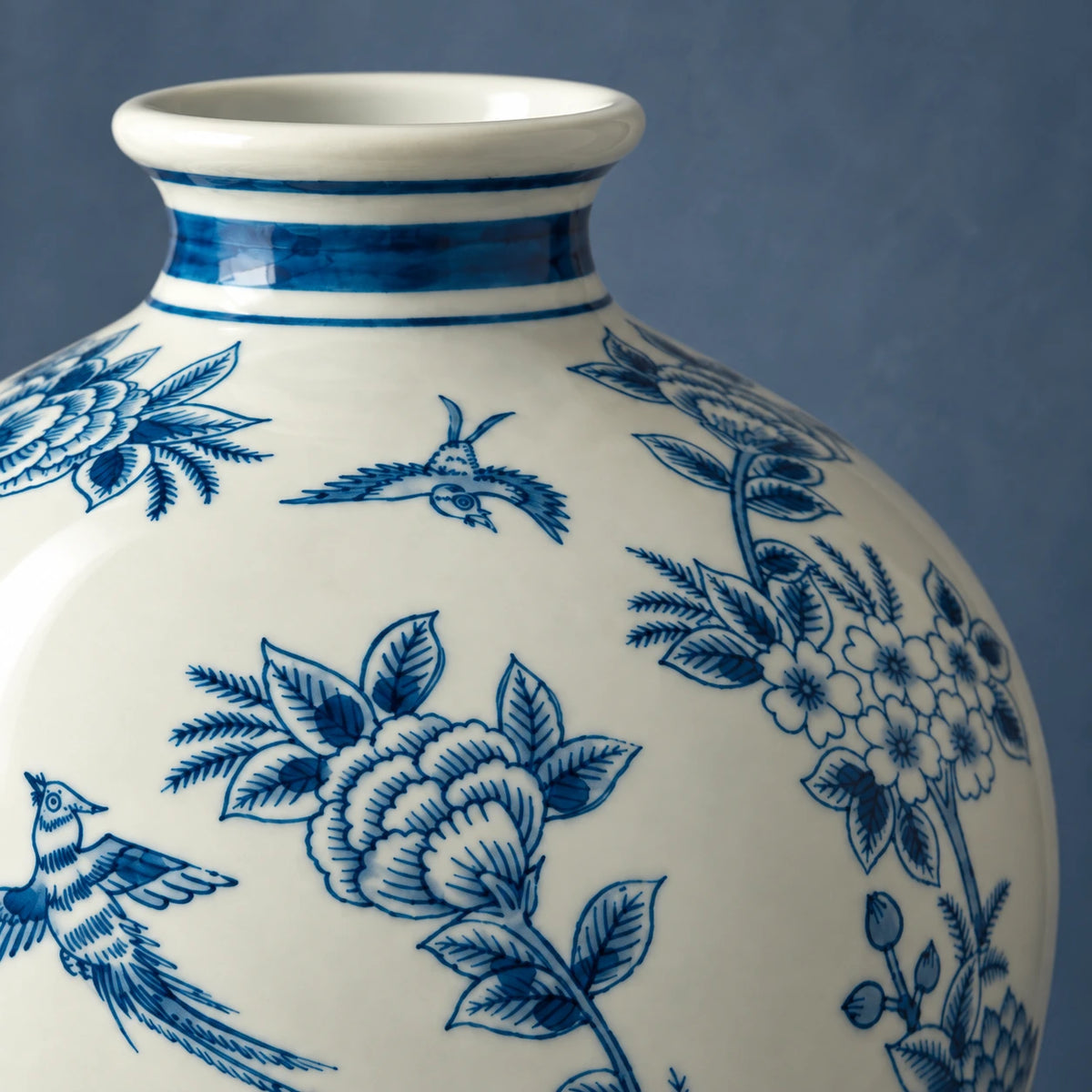 Nahansicht des ausgestellten Randes, der kobaltblauen Halsbänder sowie der Vögel und Blüten auf der hohen Keramikvase.