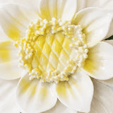 Gros plan sur Accent jaune doré et les pétales émaillés – Grande fleur de lotus