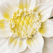 Gros plan sur Accent jaune doré et les pétales émaillés – Grande fleur de lotus