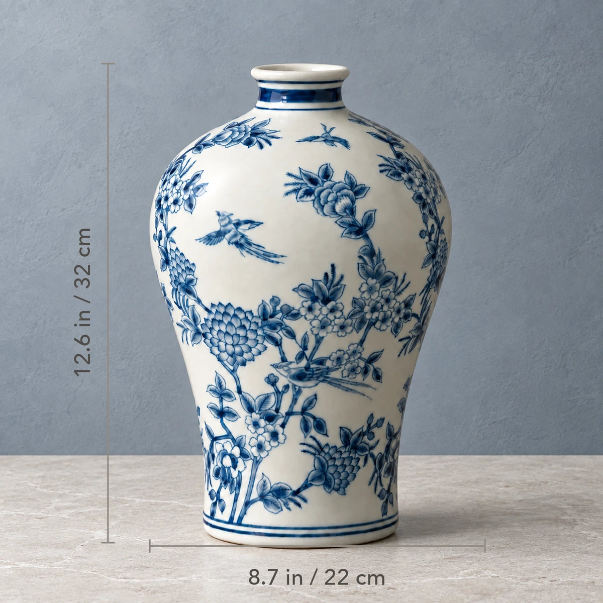 Maße der hohen blau-weißen Vase: 12,6 in (32 cm) hoch und 8,7 in (22 cm) breit.