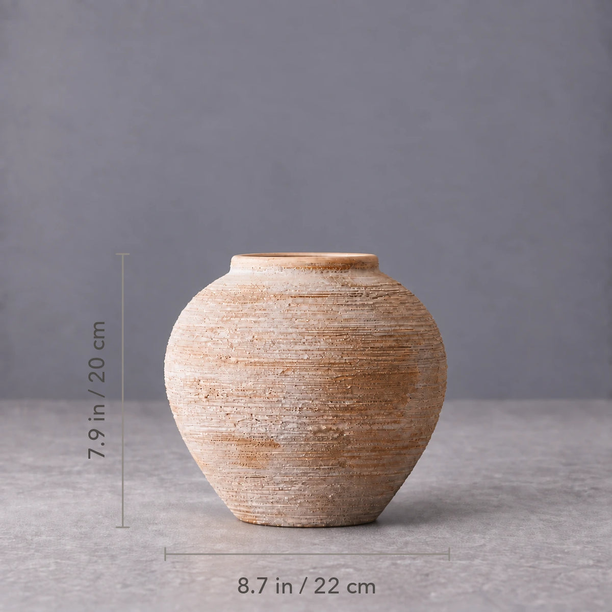 Klein : Keramikvase in warmem Elfenbeinton mit Höhe und größtem Durchmesser in Zentimetern und Zoll