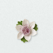 Petite fleur de lotus – Accent violet prune sur un mur neutre clair