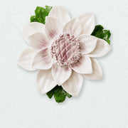 Grande fleur de lotus – Accent violet prune sur un mur neutre clair