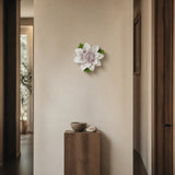 Grande fleur de lotus – Accent violet prune, fleur en céramique mise en scène sur un mur intérieur