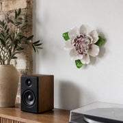 Grande pivoine ondulée – Accent violet prune, fleur en céramique mise en scène sur un mur intérieur