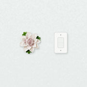 Grande fleur de lotus – Accent violet prune près d’une plaque d’interrupteur pour l’échelle