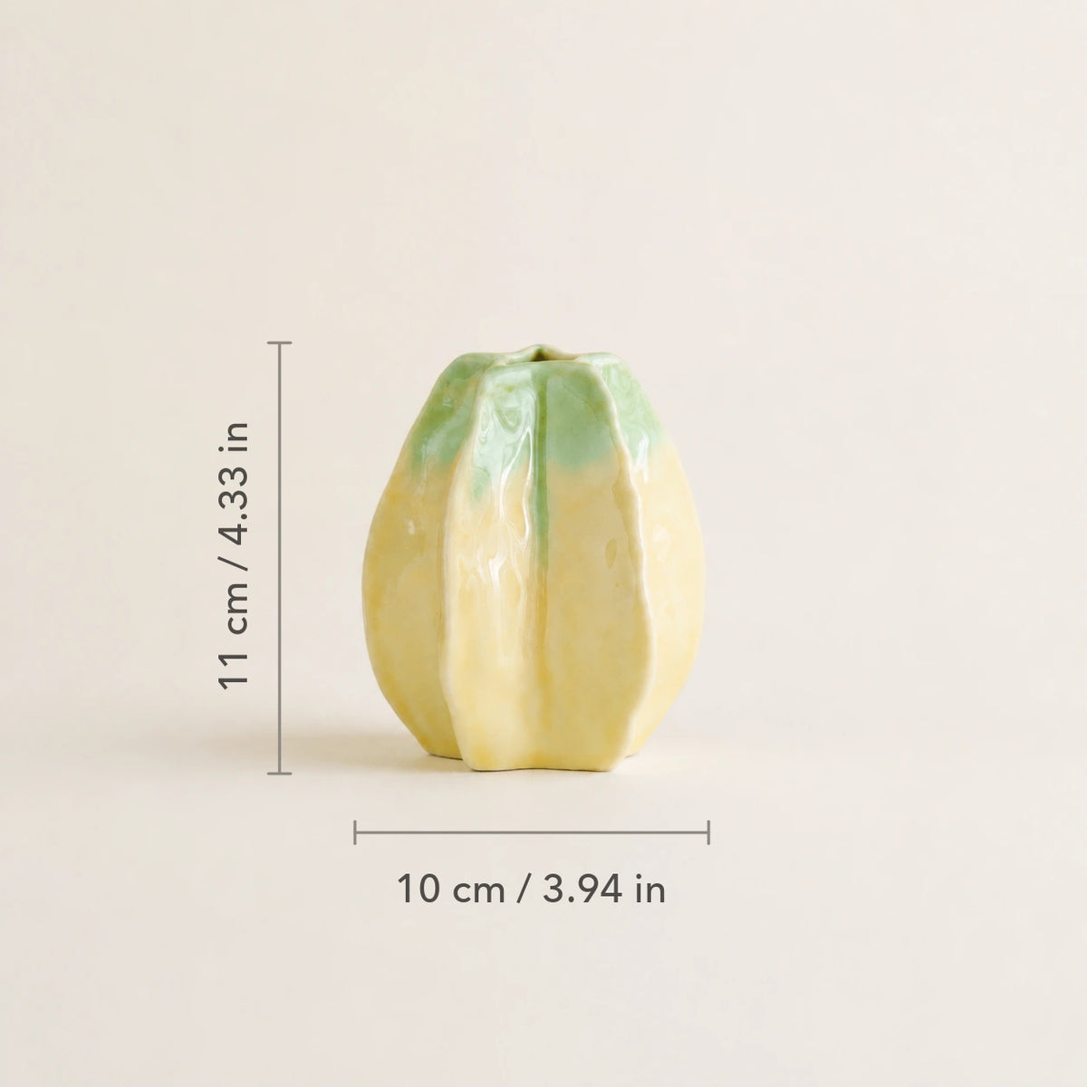 Small vase dimensions: 3.94 inches wide by 4.33 inches high, or 10 by 11 centimeters.