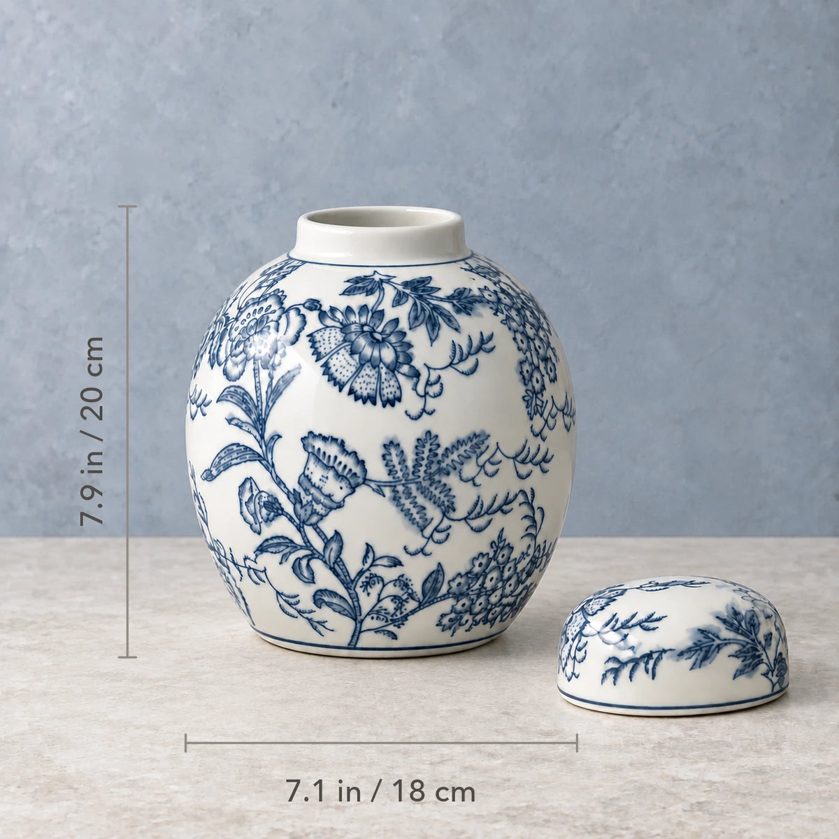 Runder blau-weißer Gefäßkorpus: 7,9 in (20 cm) hoch und 7,1 in (18 cm) breit; der abnehmbare Deckel liegt daneben.