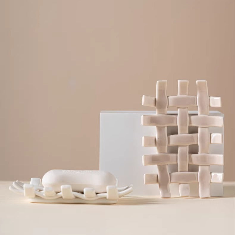 Skulpturale gewebte Keramik Seifenschale | Glänzender geflochtener ablaufender Korb