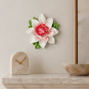 Grande fleur de lotus – Accent rouge rosé, fleur en céramique mise en scène sur un mur intérieur