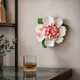 Grande pivoine ondulée – Accent rouge rosé, fleur en céramique mise en scène sur un mur intérieur