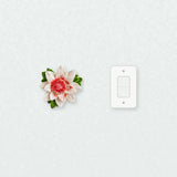Grande fleur de lotus – Accent rouge rosé près d’une plaque d’interrupteur pour l’échelle