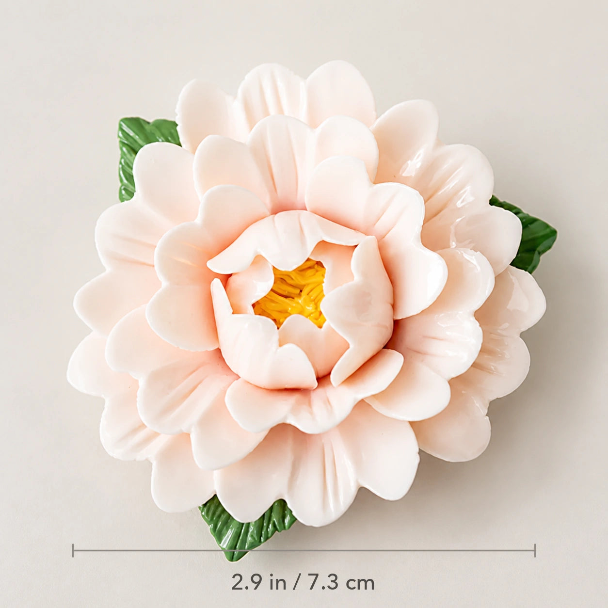 Aimant pivoine en céramique ivoire rosé, diamètre : 2,9 po / 7,3 cm.