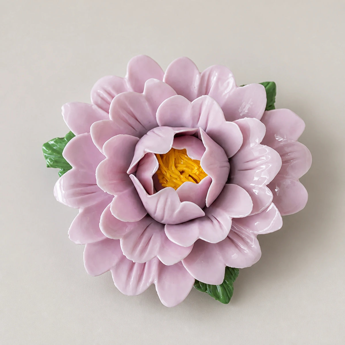 Aimant pivoine en céramique lavande sur fond neutre clair.