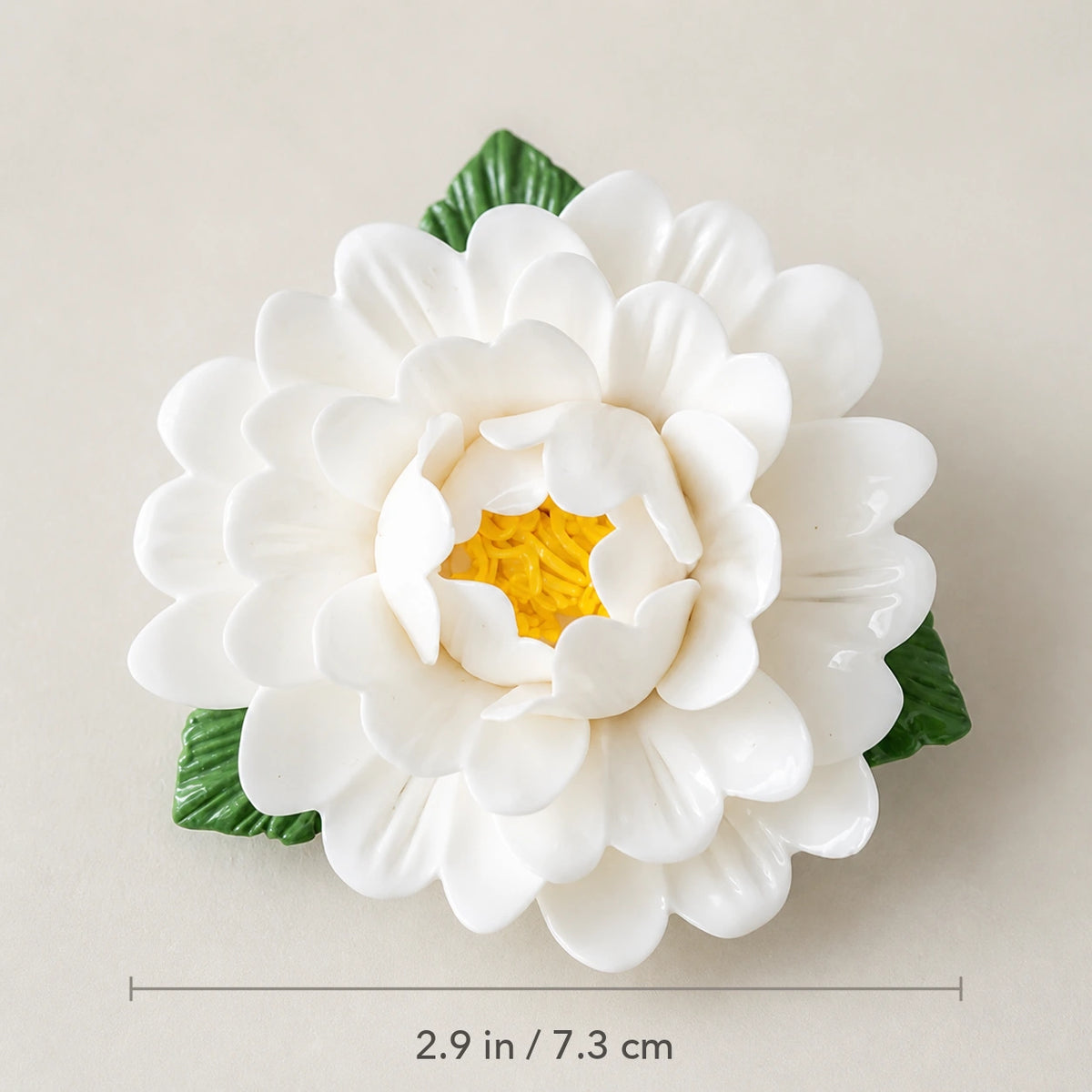 Aimant pivoine en céramique blanc chaud, diamètre : 2,9 po / 7,3 cm.