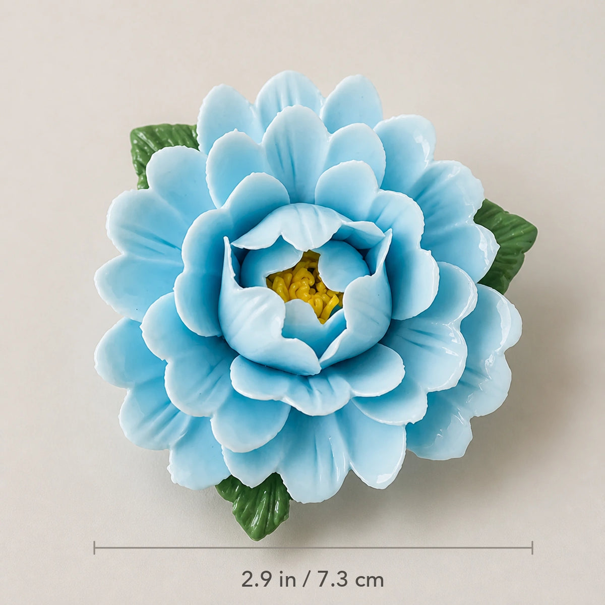 Aimant pivoine en céramique bleu poudré, diamètre : 2,9 po / 7,3 cm.