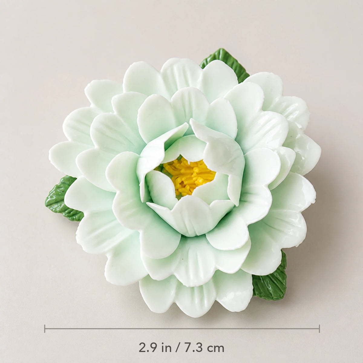 Aimant pivoine en céramique vert pâle, diamètre : 2,9 po / 7,3 cm.