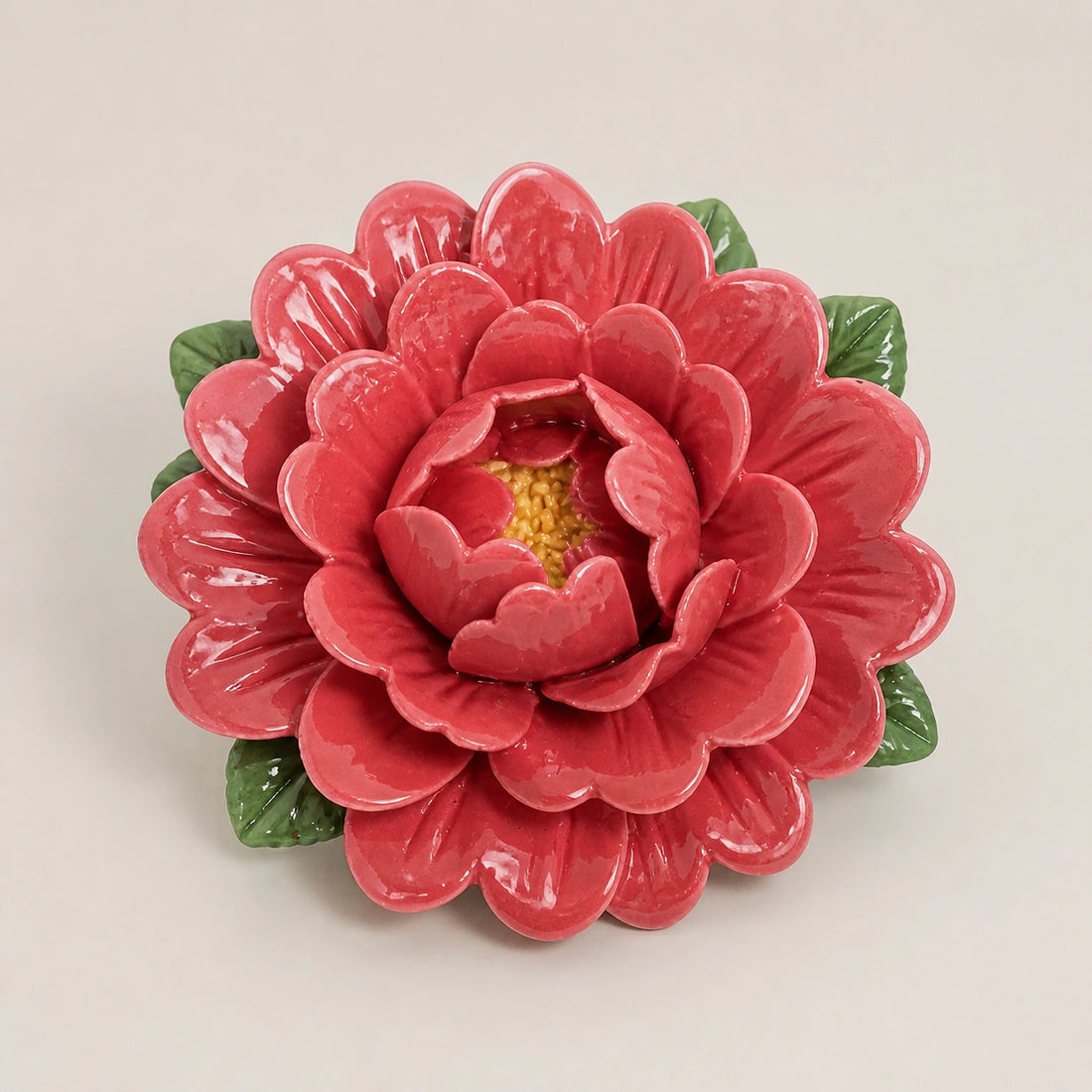 Keramik-Pfingstrosenmagnet in Rosenrot auf hellem neutralem Hintergrund.