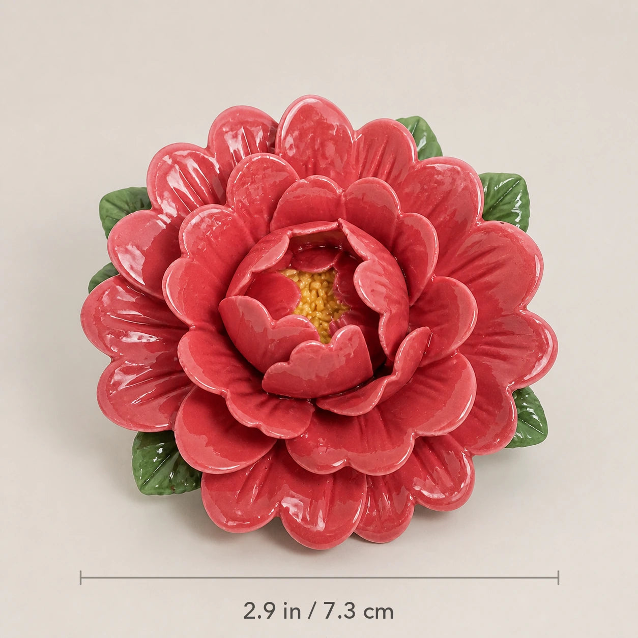 Aimant pivoine en céramique rouge rosé, diamètre : 2,9 po / 7,3 cm.