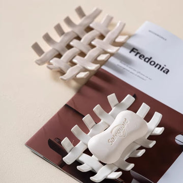 Skulpturale gewebte Keramik Seifenschale | Glänzender geflochtener ablaufender Korb