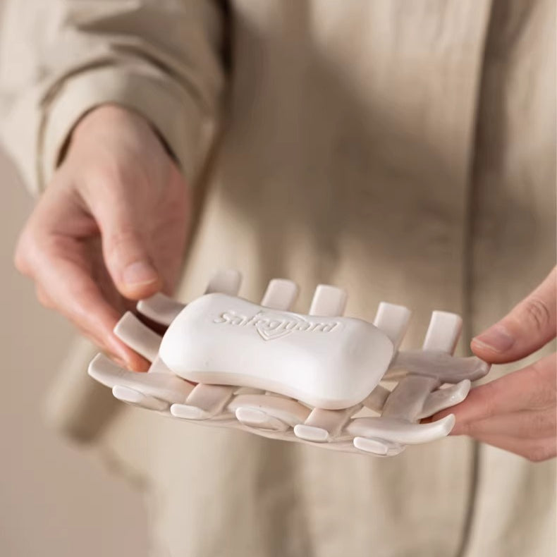 Skulpturale gewebte Keramik Seifenschale | Glänzender geflochtener ablaufender Korb