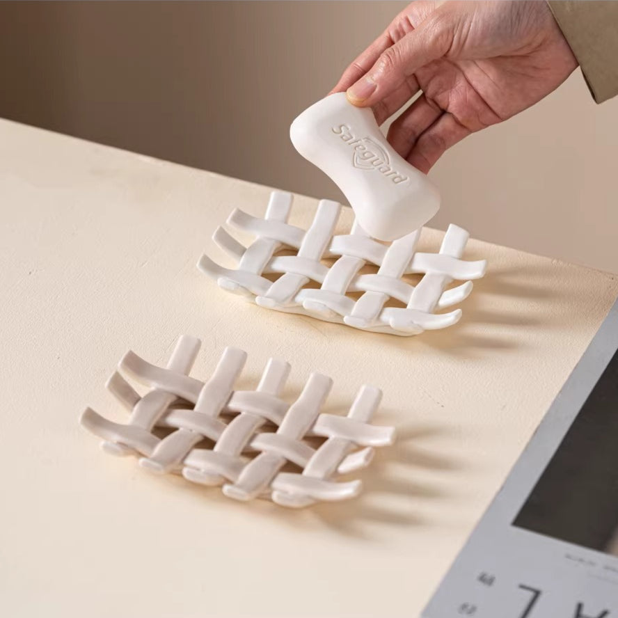 Skulpturale gewebte Keramik Seifenschale | Glänzender geflochtener ablaufender Korb