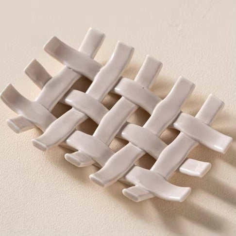 Skulpturale gewebte Keramik Seifenschale | Glänzender geflochtener ablaufender Korb