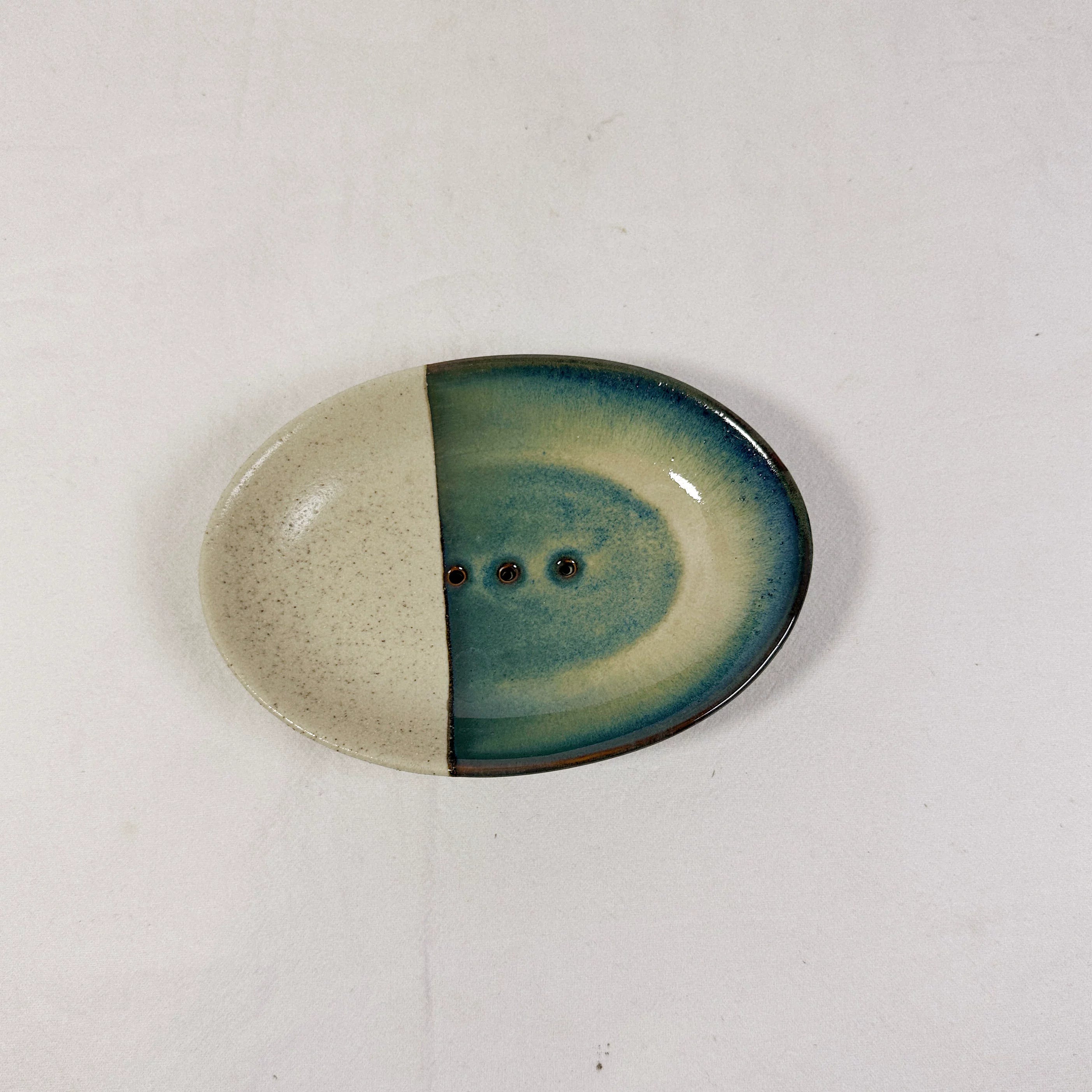 Porte-savon en céramique bicolore artisanal | Grès bleu côtier