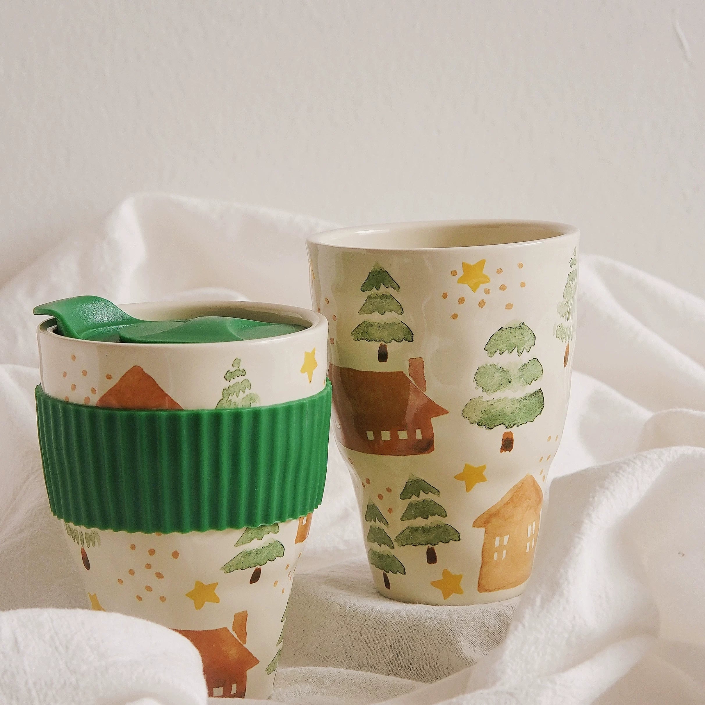 Pastoral ceramic mugs with forest and house pattern, green lid and ribbed sleeve