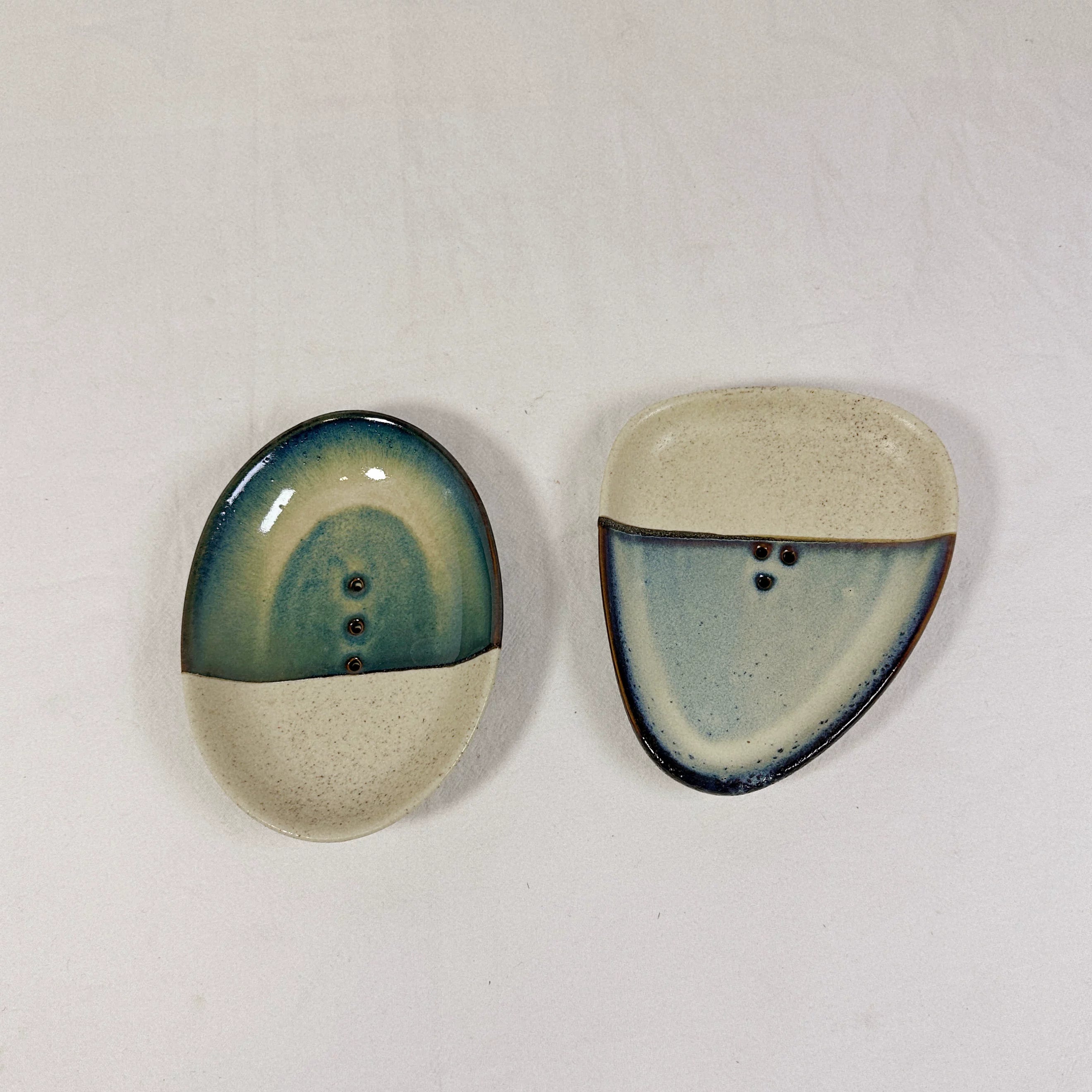 Porte-savon en céramique bicolore artisanal | Grès bleu côtier