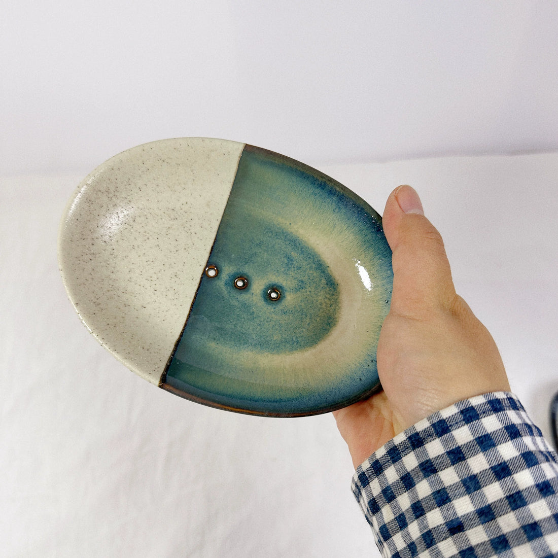 Porte-savon en céramique bicolore artisanal | Grès bleu côtier