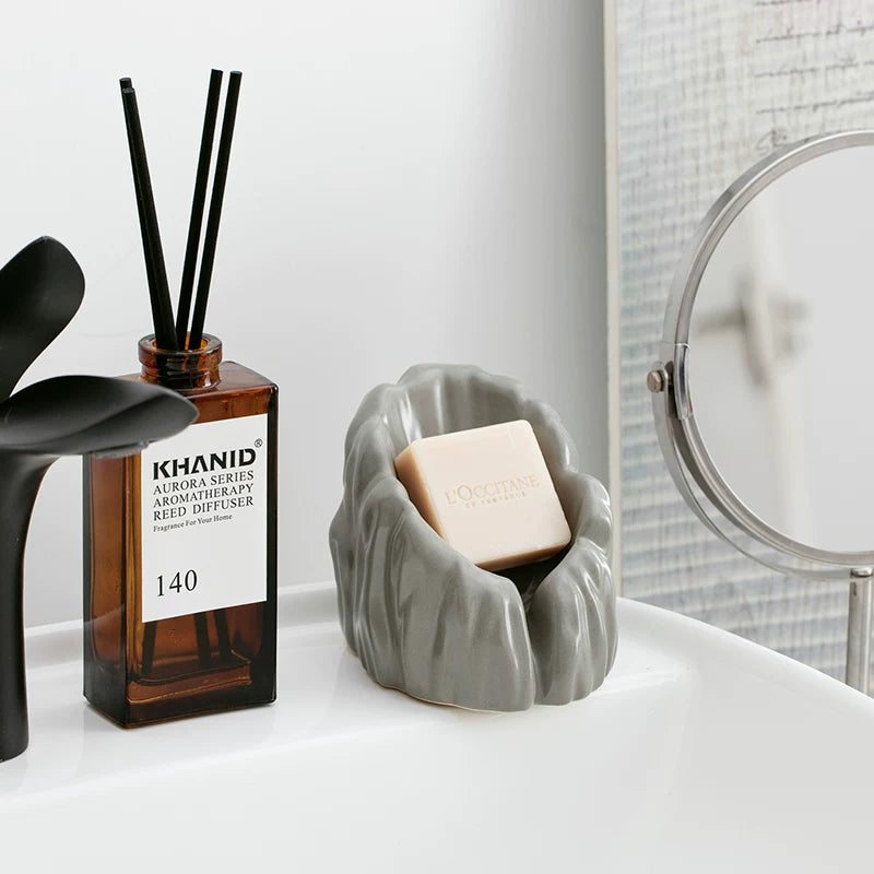 Porte-savon sculptural en céramique crag | Plateau drainant vertical par gravité