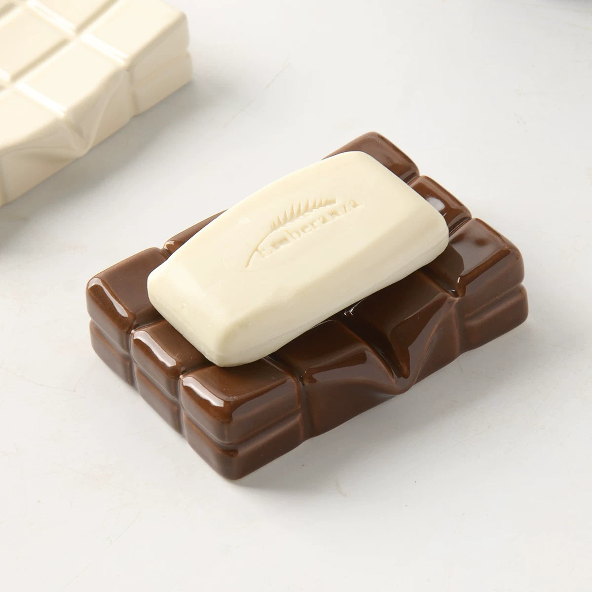 Skulpturale schmelzende Schokoladen-Keramik Seifenschale | Pop-Art Akzent