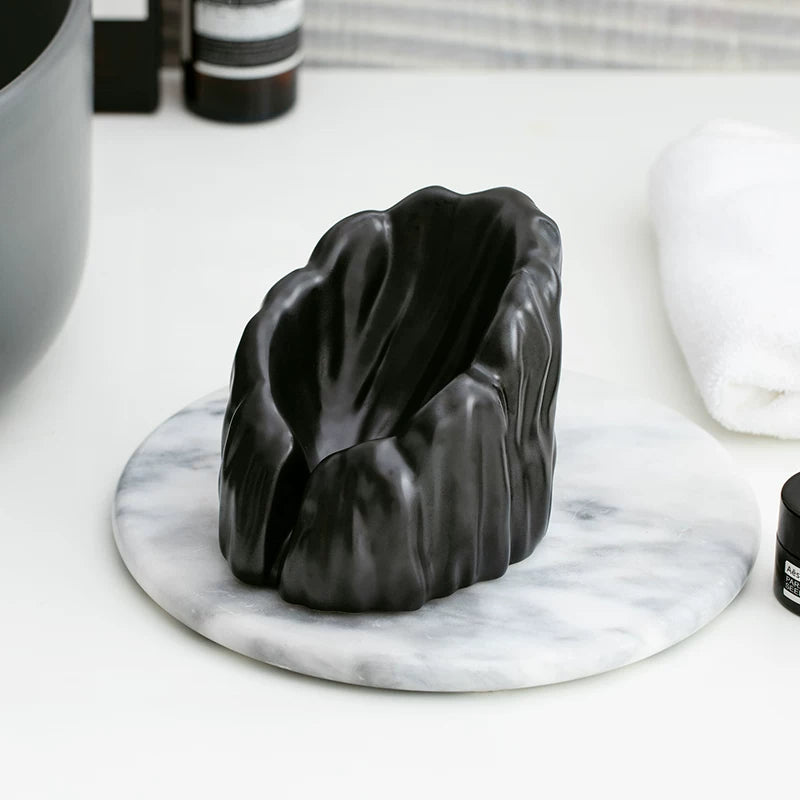 Porte-savon sculptural en céramique crag | Plateau drainant vertical par gravité