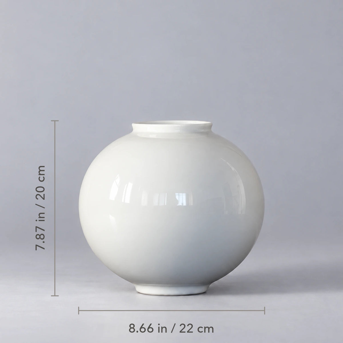 Medium white moon vase dimensions: 22 cm wide and 20 cm high; inch measurements also shown.
