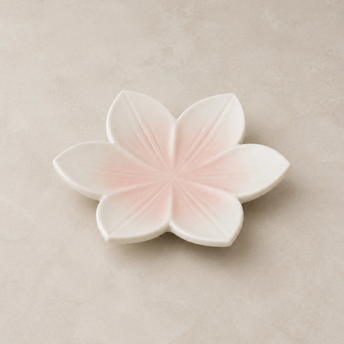 Keramik-Seifenschale Blushing Sakura mit sechs zartrosa Blütenblättern auf hellem Grund