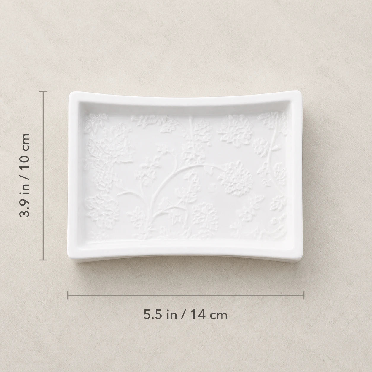 Draufsicht der weißen Keramik-Seifenschale mit Maßangaben von 14 cm Länge und 10 cm Breite