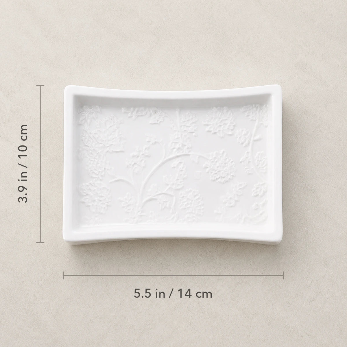 Draufsicht der weißen Keramik-Seifenschale mit Maßangaben von 14 cm Länge und 10 cm Breite