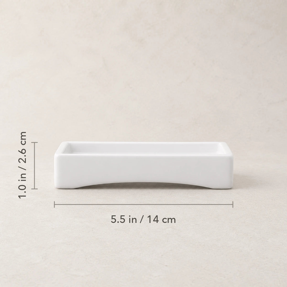Frontale Maßansicht der weißen Keramik-Seifenschale mit 14 cm Breite und 2,6 cm Höhe