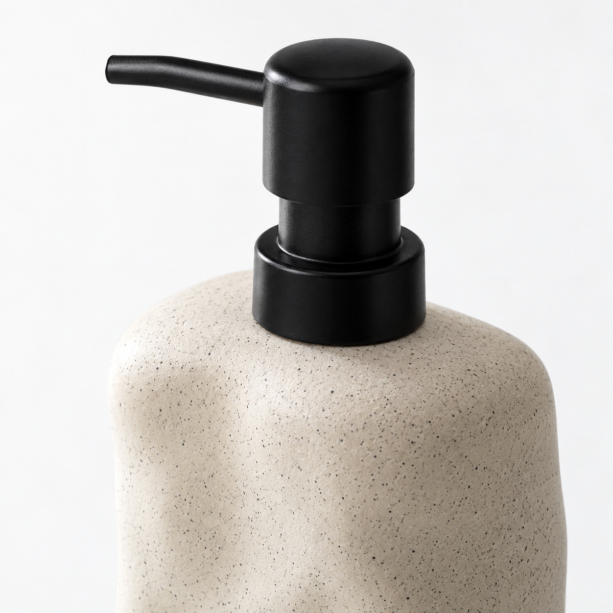 Nahaufnahme von Pumpe, Kragen und Keramikoberfläche des Organic Wabi-Sabi Seifenspenders.