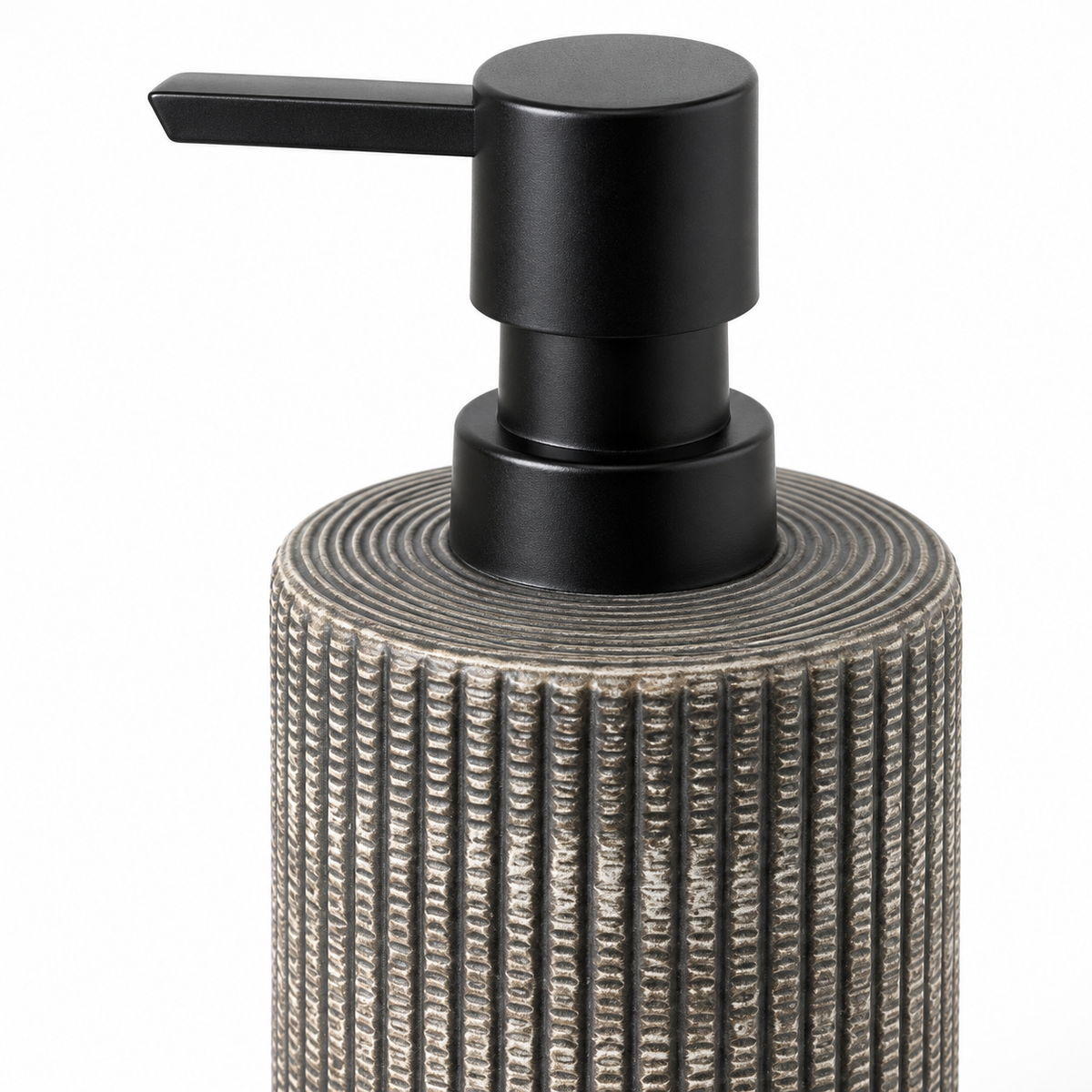 Nahaufnahme von Pumpe, Kragen und Keramikoberfläche des Gunmetal Grey Seifenspenders.