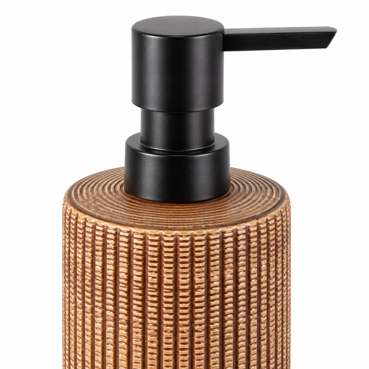 Nahaufnahme von Pumpe, Kragen und Keramikoberfläche des Rustic Bronze Seifenspenders.