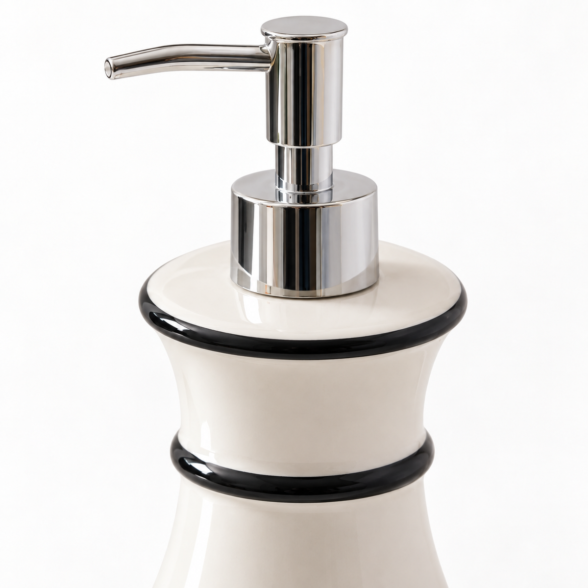 Nahaufnahme von Pumpe, Kragen und Keramikoberfläche des Classic Contour Seifenspenders.