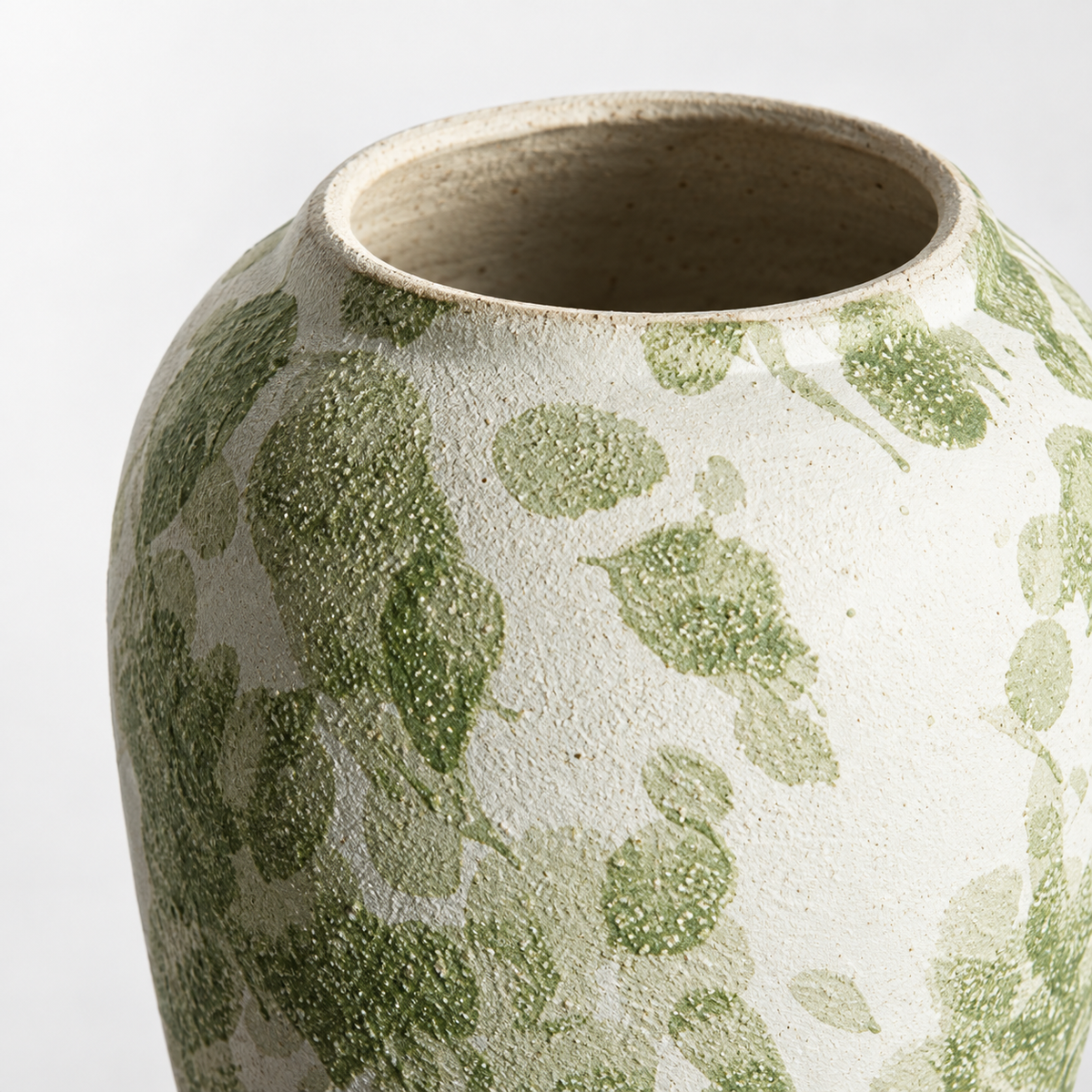 Mittelgroße Keramikvase in Urnenform mit grünen Glasurflecken: grüne Glasurflecken und gerundete Schulter.